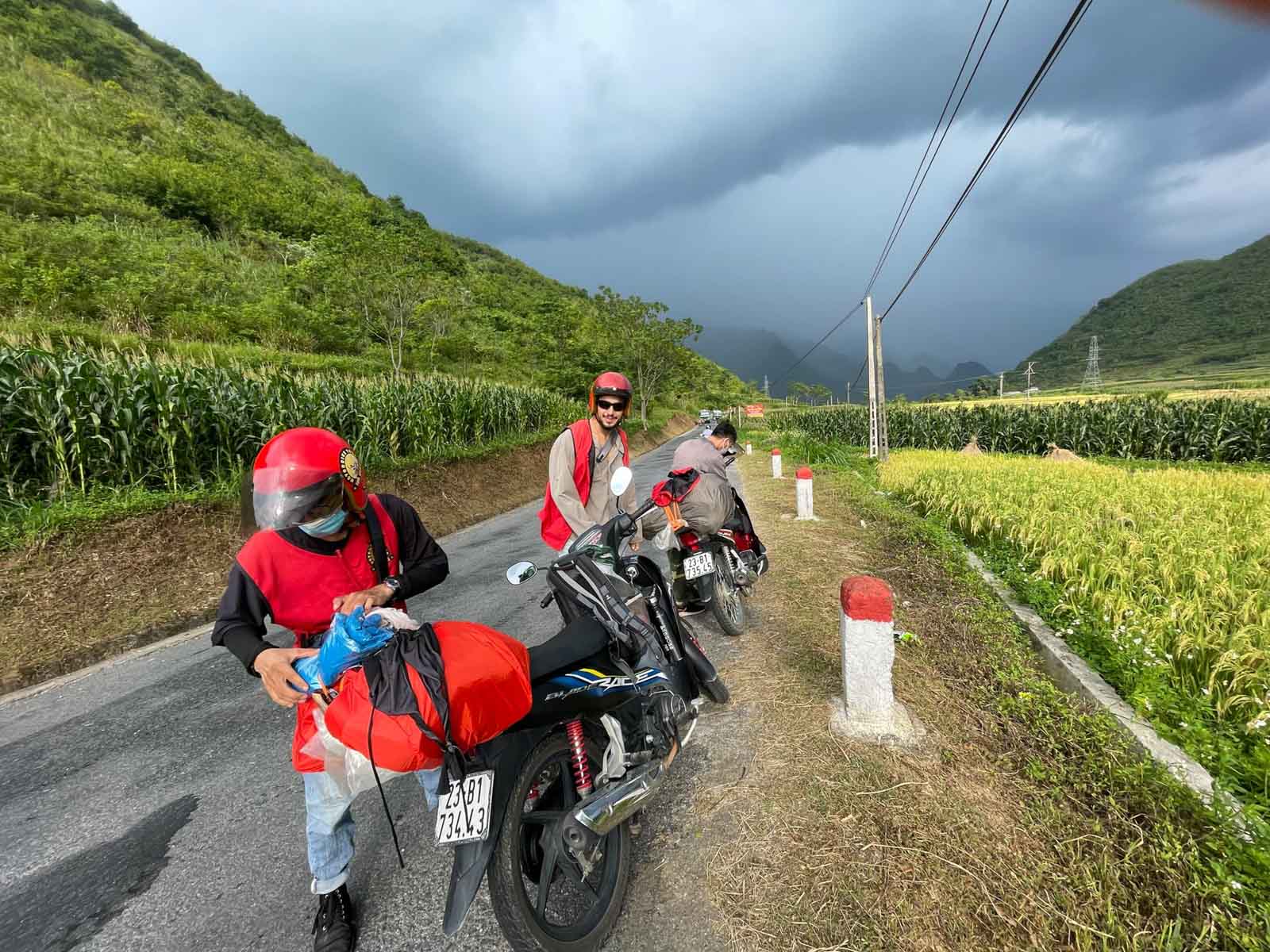 /fm/Files//Pictures/Ido Uploads(1)/Asia/Vietnam/Ha Giang/Ha Giang - Motorbike Stop Road View Clouds - NS.jpg